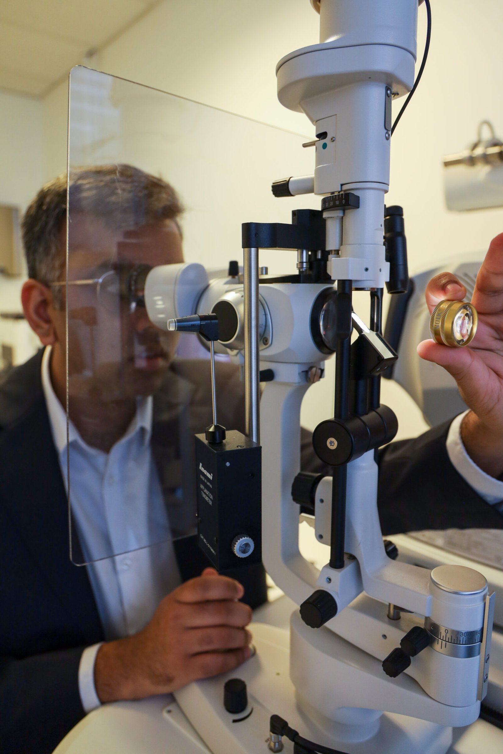 Dr Tourabaly réalisant un examen à la lampe à fente