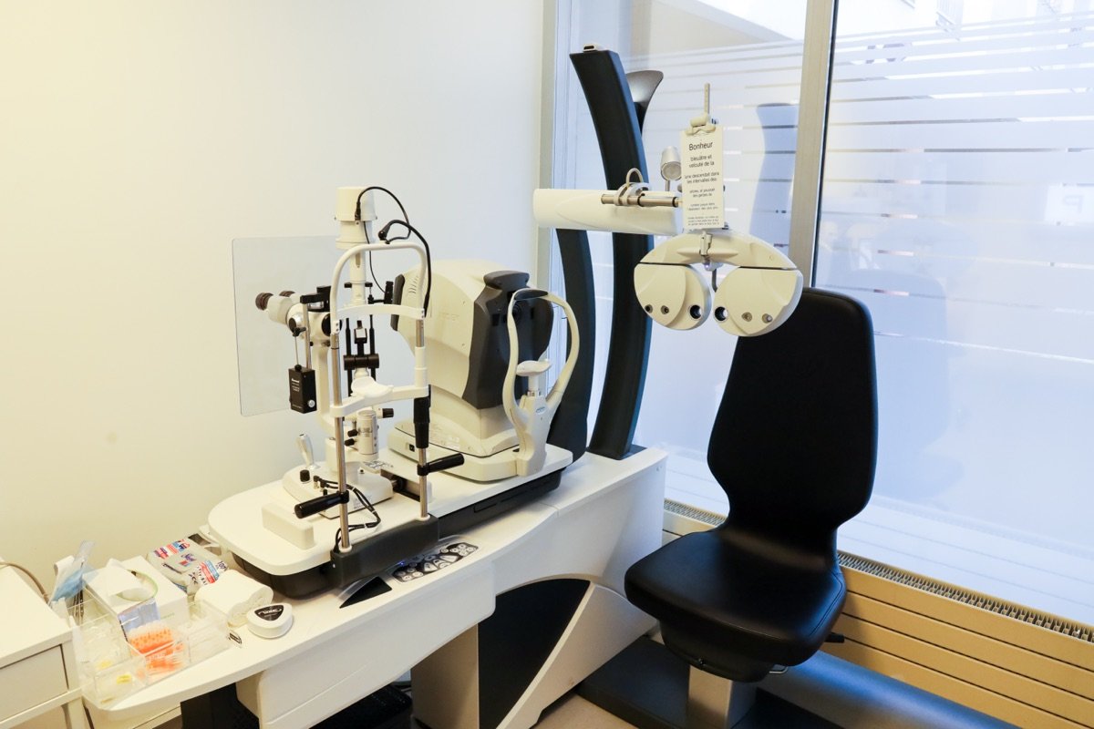 Warning signs of a retinal detachment requiring an urgent ophthalmological examination