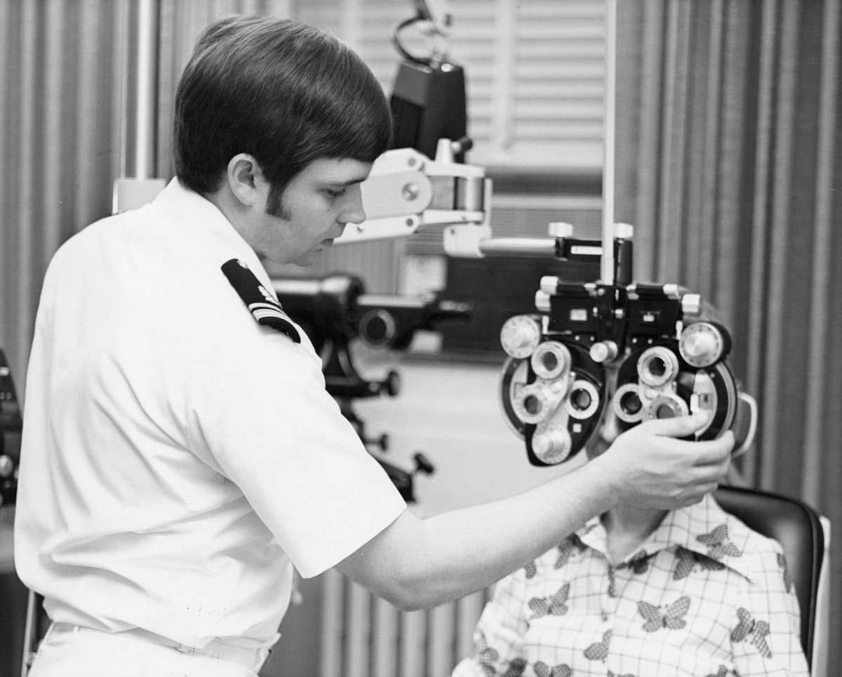 Jeune adulte lors d'un examen ophtalmologique
