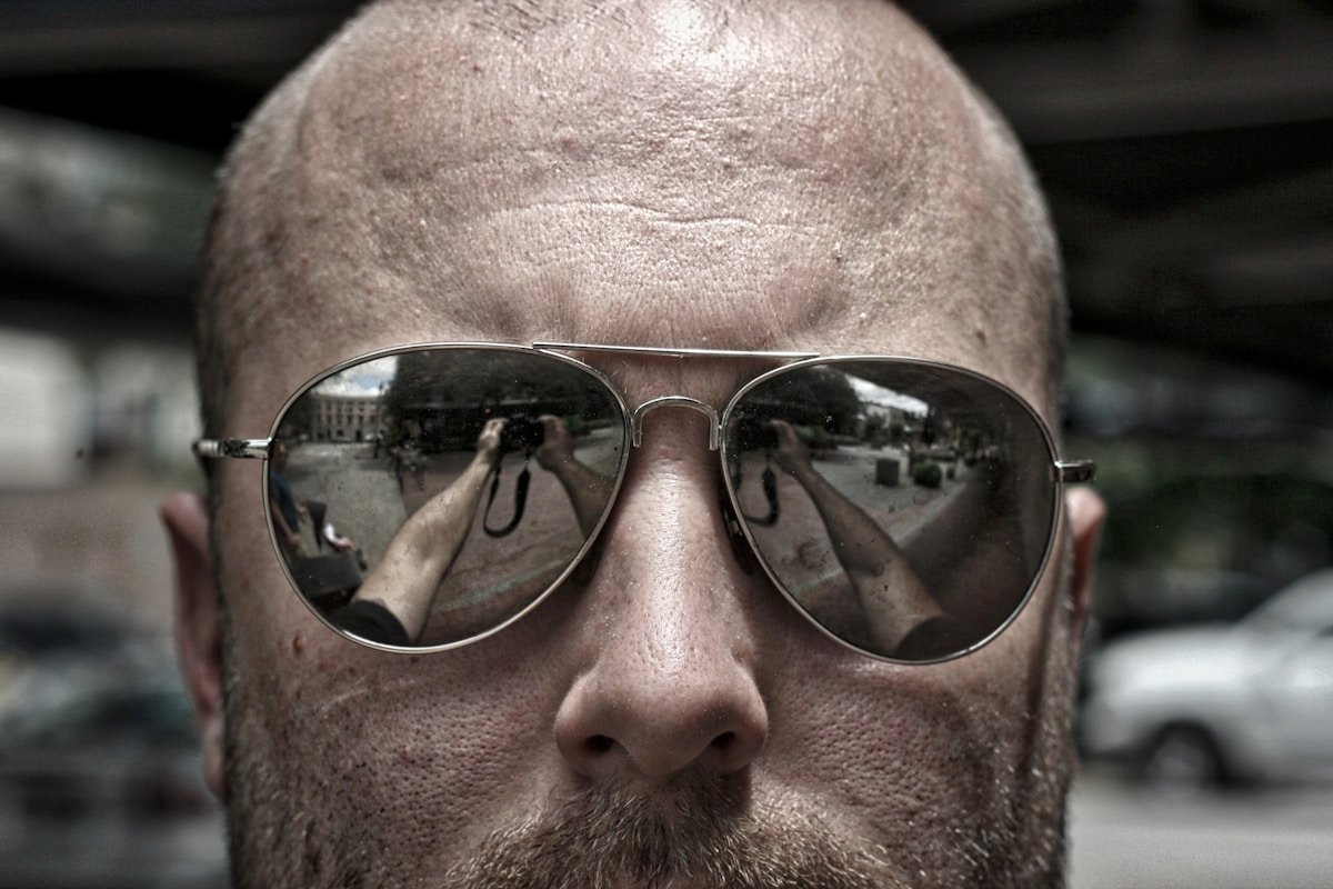 Personne portant des lunettes de soleil aviateur en extérieur