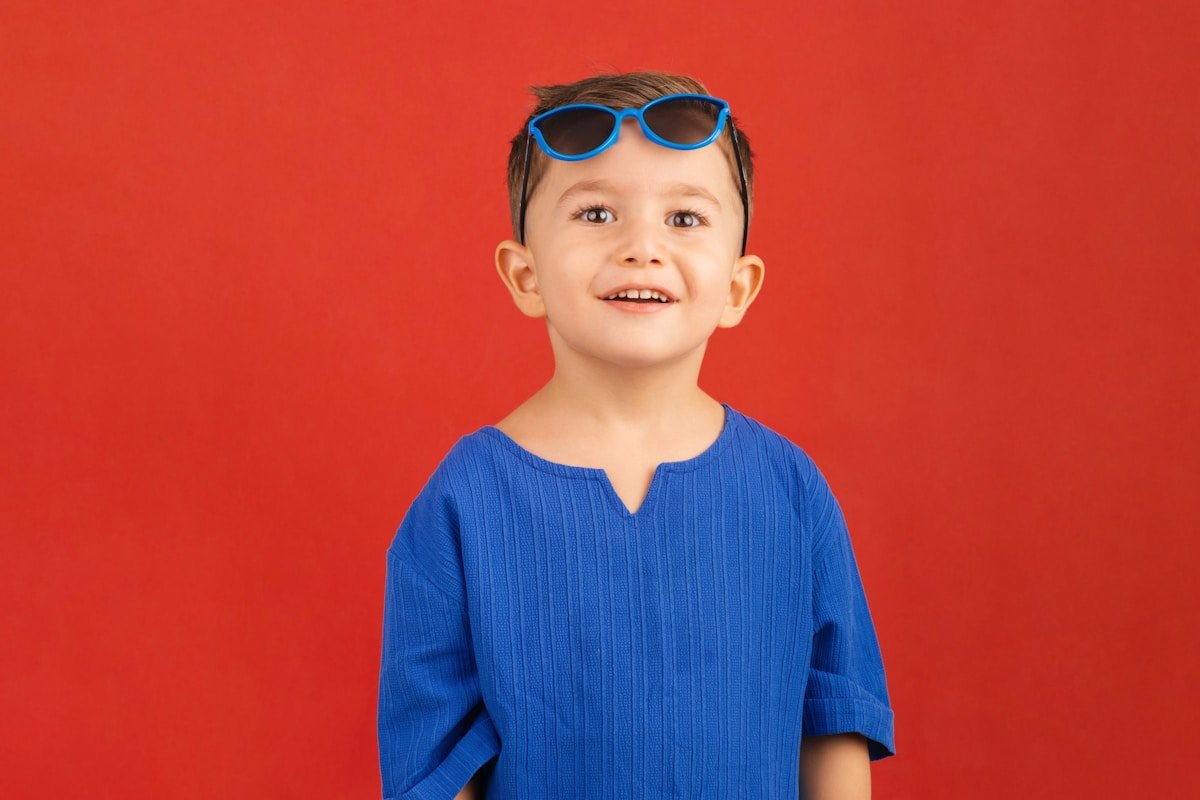 Enfant portant des lunettes de soleil — prévention dès le plus jeune âge