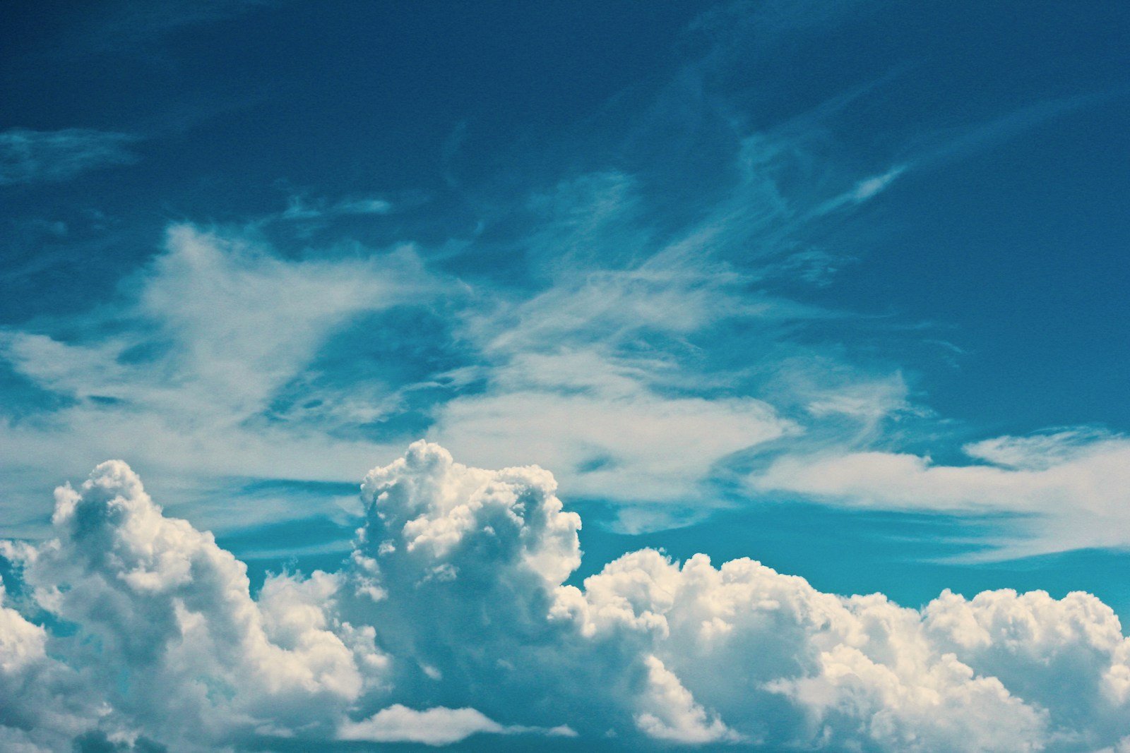Cloudy blue sky, a bright and uniform background against which floaters are most visible