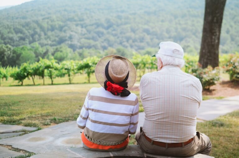 Personnes âgées profitant de l'été en se protégeant du soleil