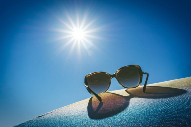 Lunettes de soleil posées sur la plage en été