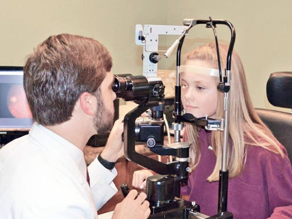Ophthalmic examination of the retina in a patient