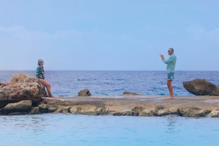 Couple de seniors avec lunettes de soleil en vacances au bord de mer