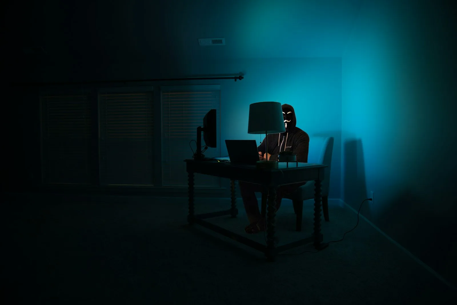 Person working at a computer screen in the evening