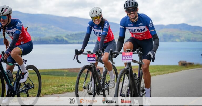Cyclistes en course sur une route de montagne, illustrant la vision à grande vitesse