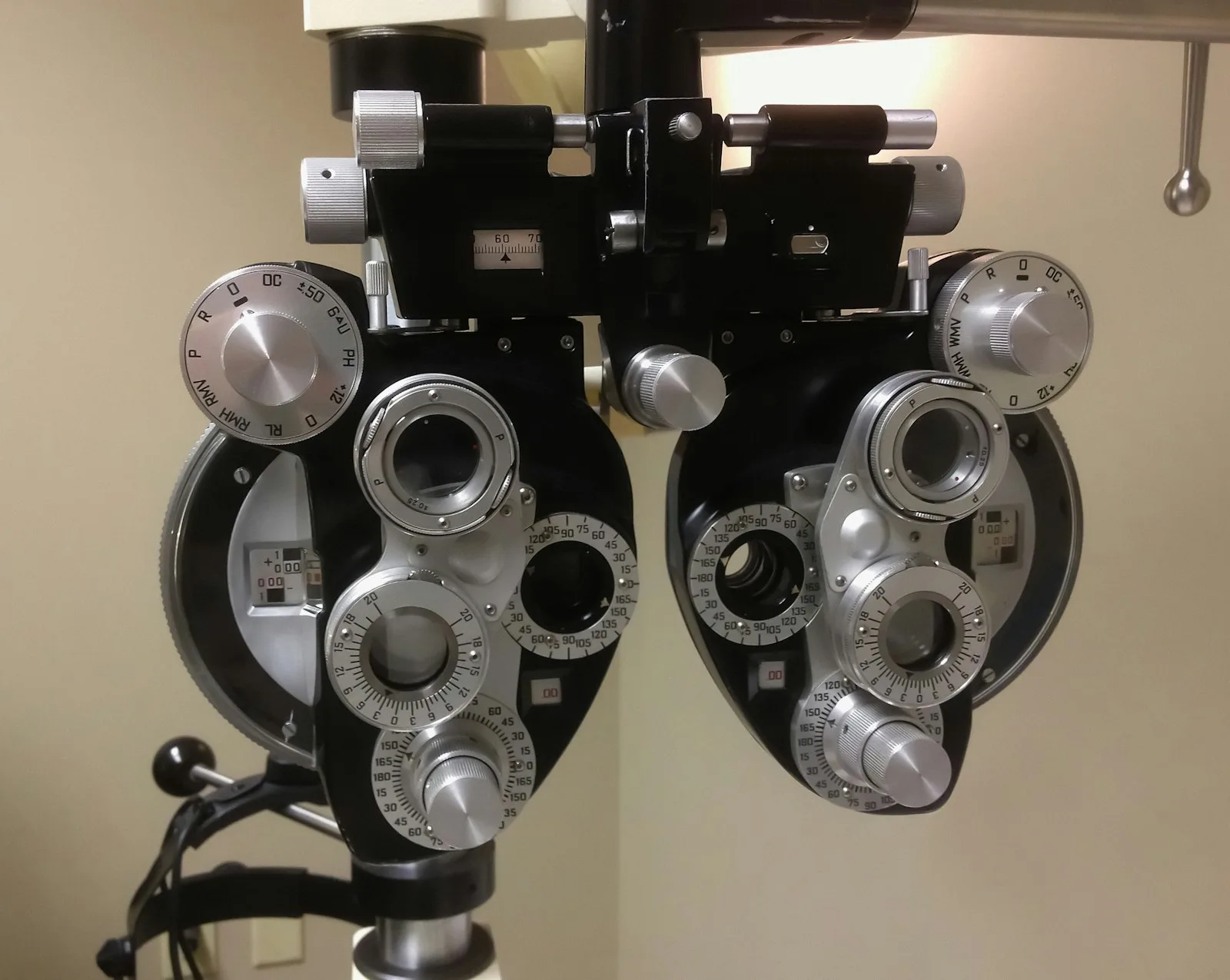 Refraction measurement to determine the correction in diopters